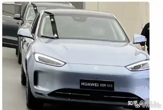 想起之前在华为店里拍的一张老图。HUAWEI问界M5。那个时候，华为和赛力斯