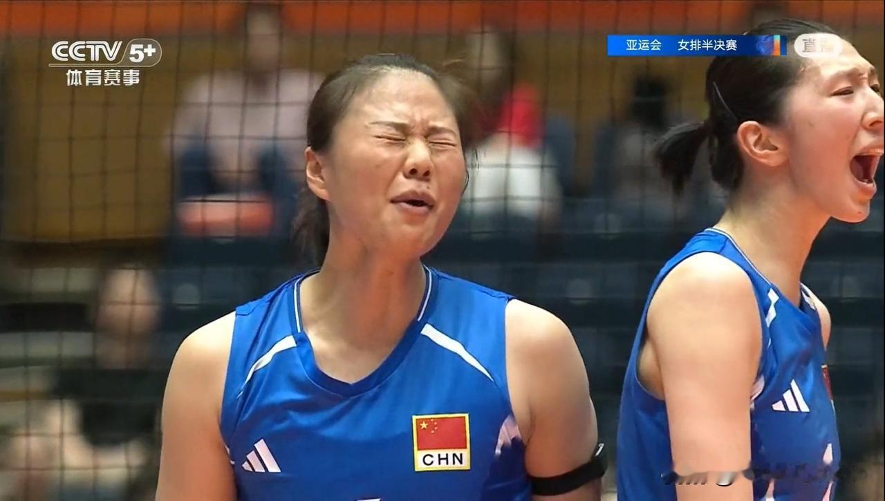 精彩一战中国女排3-2复仇泰国队，小将张籽萱、王奥芊、郭中楠表现优异，龚翔宇起到