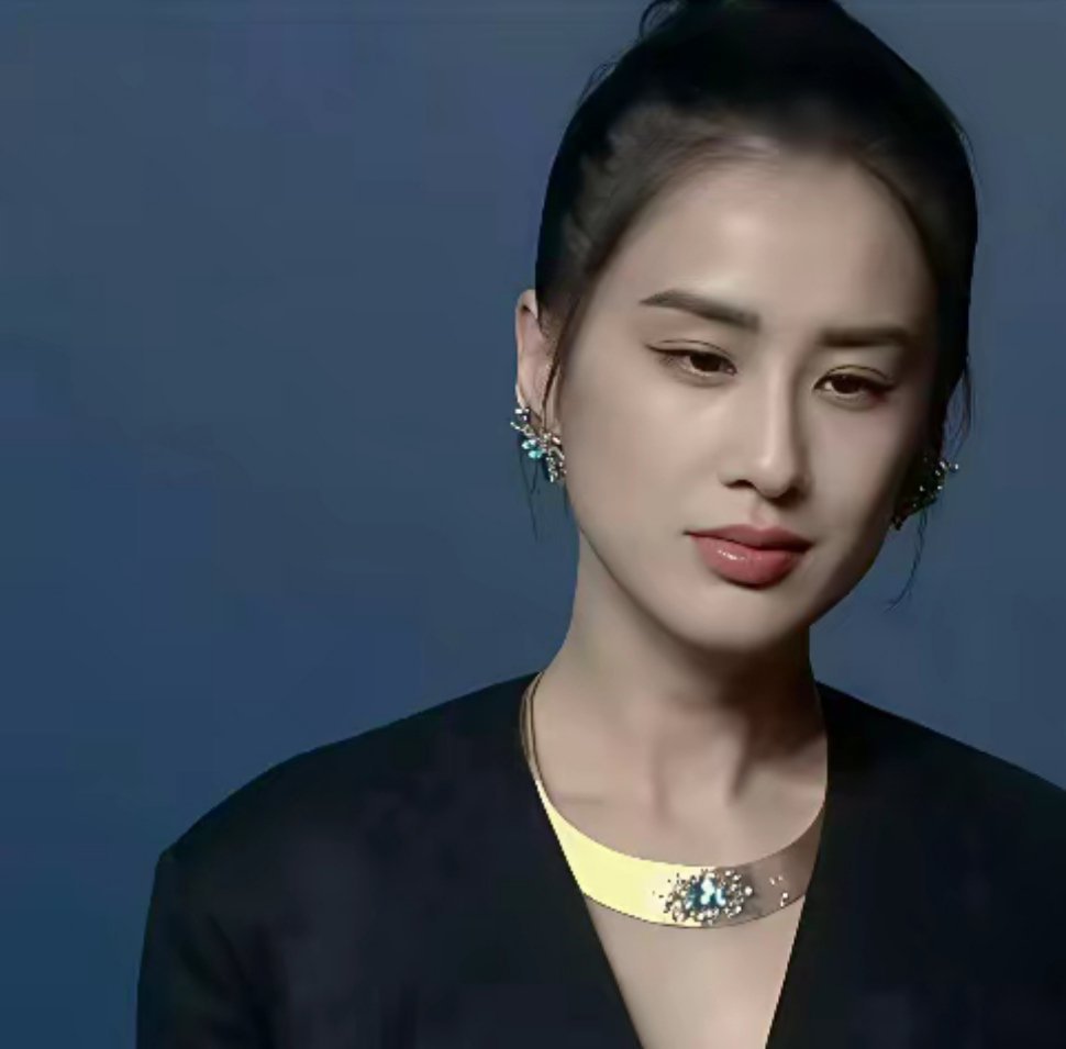 事实证明，真正抗老的是长脸，而不是圆脸。看黄圣依这脸型和骨相，都没有法令纹。