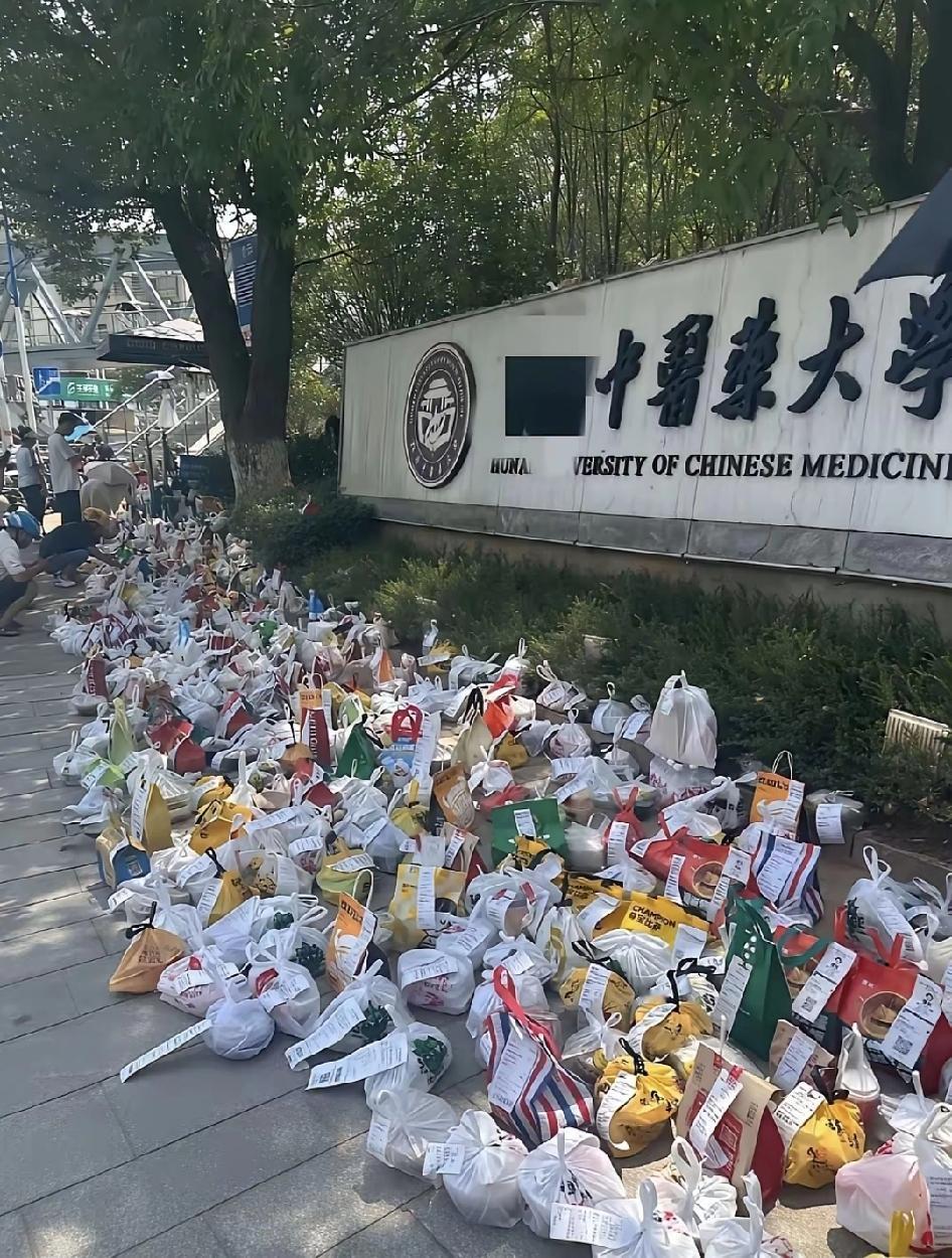 某医药大学校门口外卖成堆，医药大学学生这么热衷于叫外卖？说明他们的健康意识堪忧啊
