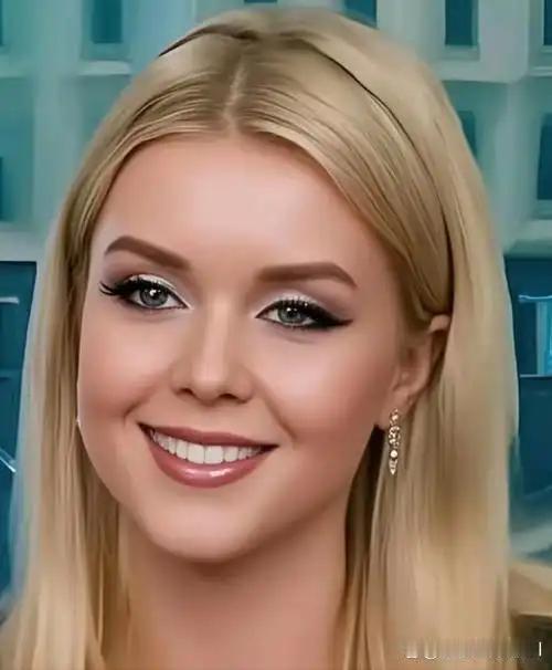 白宫发言人，卡罗琳的前准嫂子，在接孩子放学时，被移民局逮捕，说她是旅游签证来美国