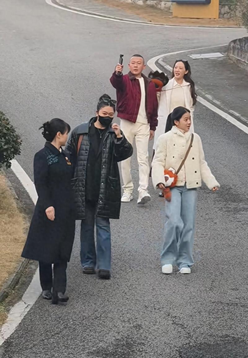 聂远带妻女回重庆过年，秦子越首度公开二胎，一家四口太有福气