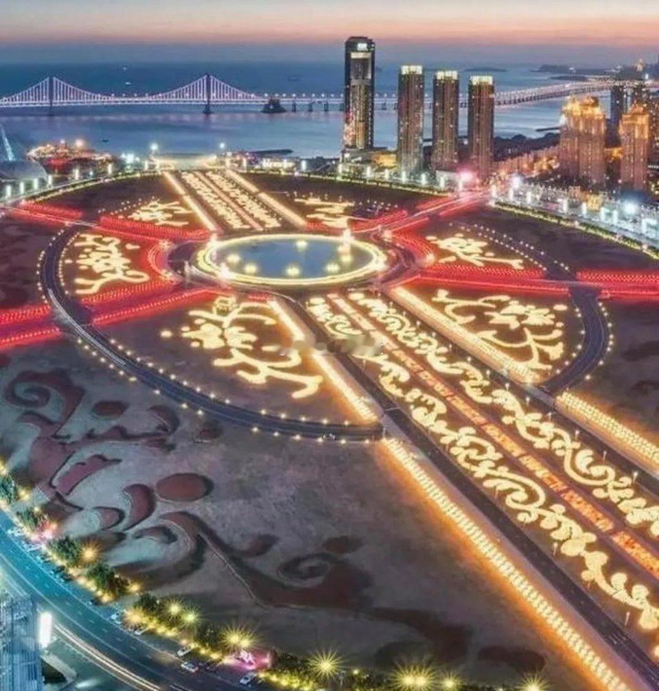 中国面积最大的十大广场：第十名：上海人民广场——14万平方米第九名：宁波天一广场