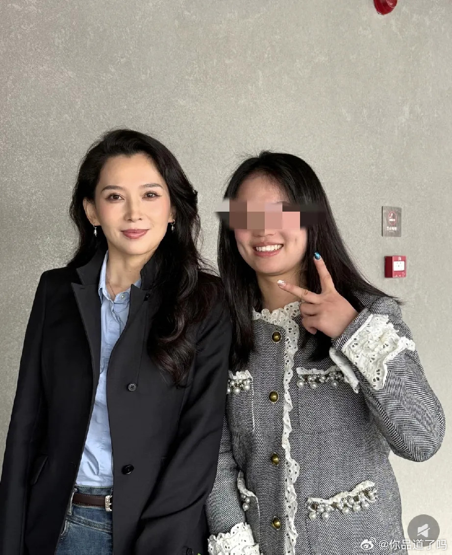 近日，森林北现身杭州参加活动，路人无修图镜头下引发网友热议。镜头里的她眼角细纹明