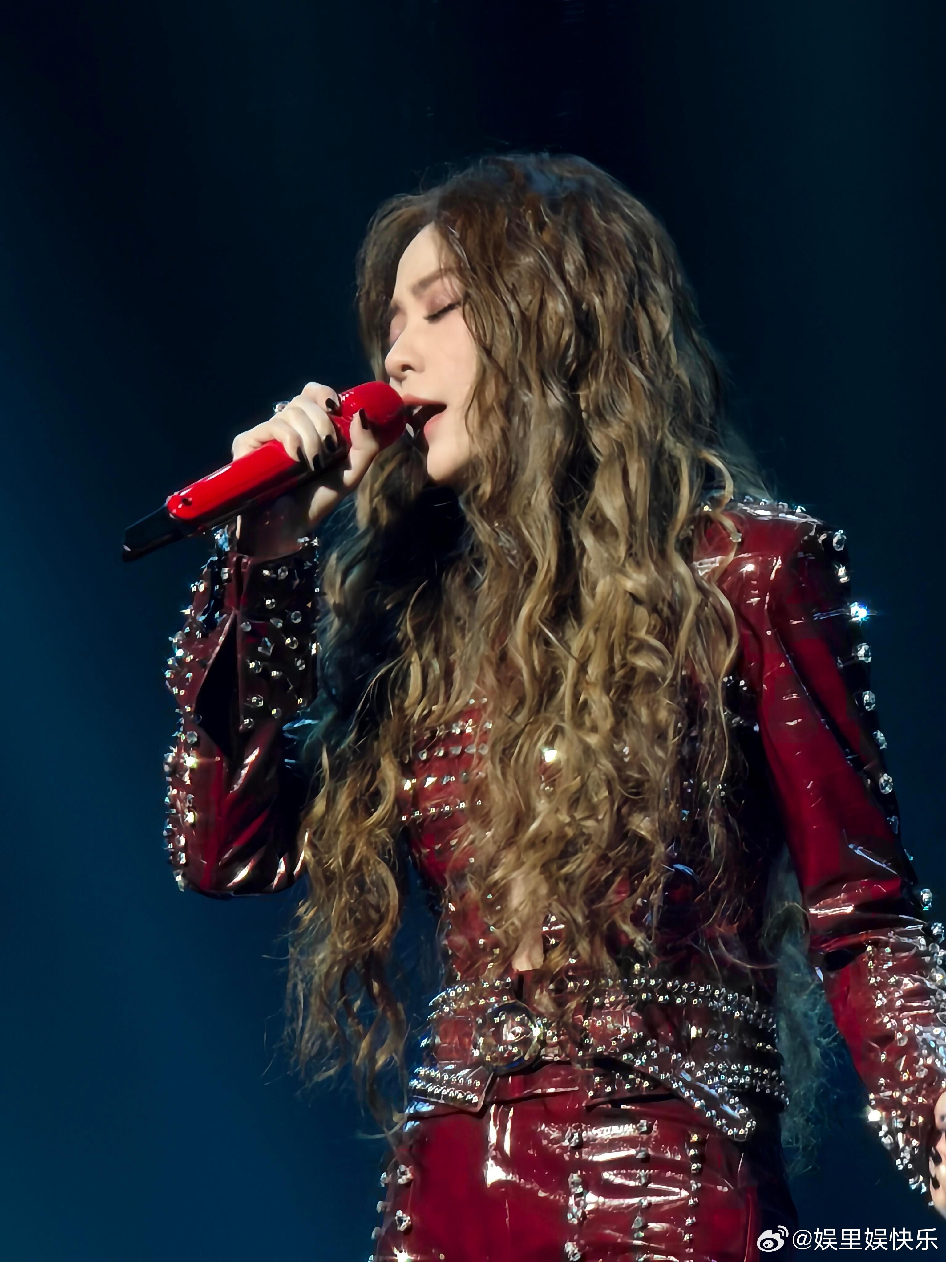 张靓颖专辑和脸都do了张靓颖“老娘刚做了医美笑不出来”张靓颖广州演唱会一直女王