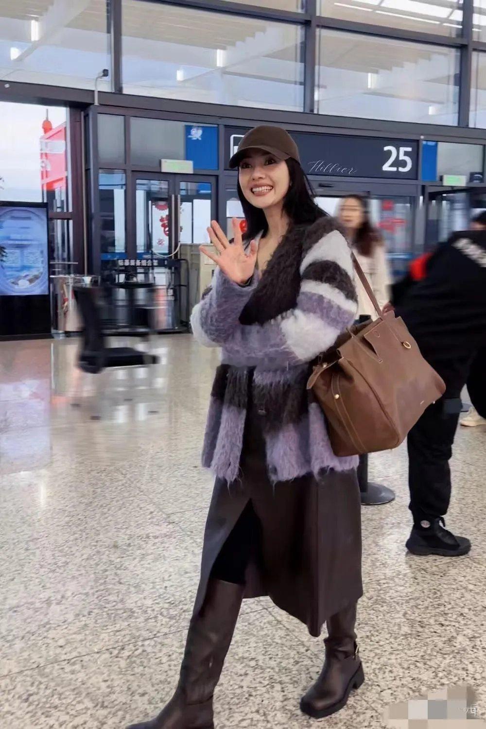 高圆圆这机场造型也太绝了吧！条纹开衫松松垮垮的，透着股慵懒劲儿，开叉裙走路时轻轻