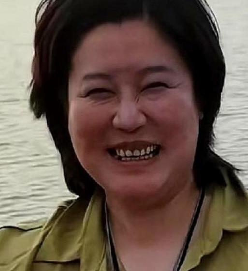 要不是看见那张没开滤镜的照片，我真不敢相信——湖边那个双下巴藏不住的短发阿姨，竟