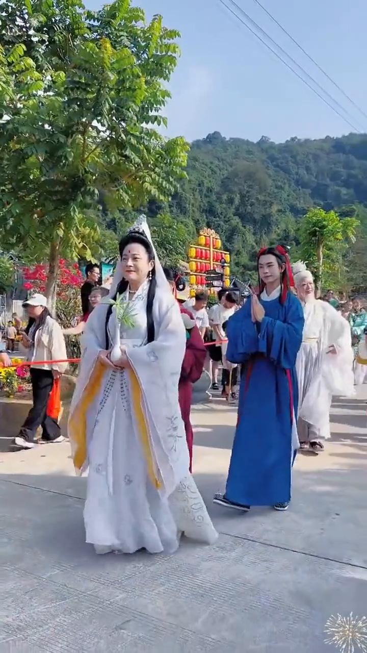 大贵人等一下，你要把观音菩萨说的这些话记住，请用你手中光明的灯点亮右边所有灯，愿