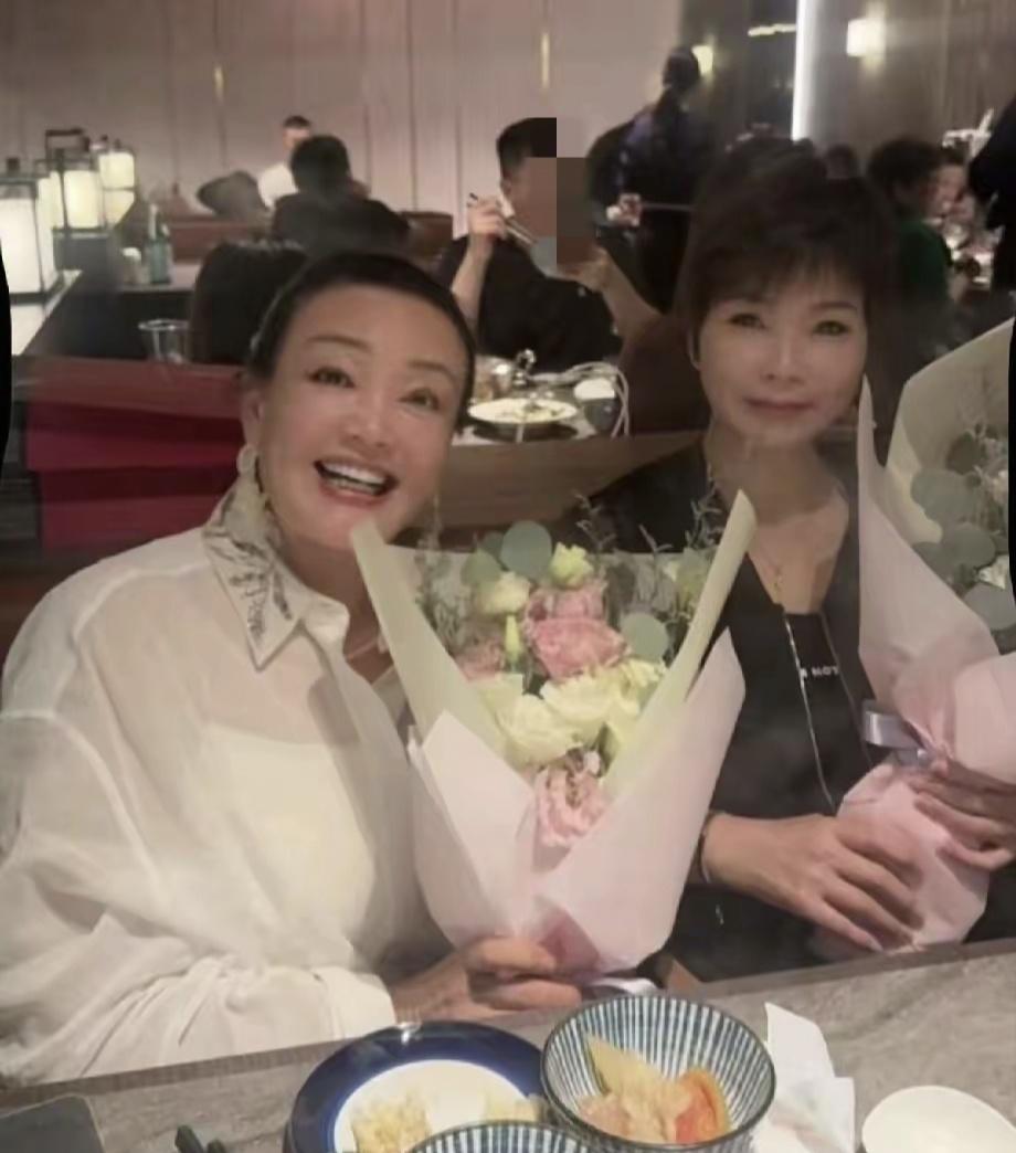 张兰和亲家母最新合照来喽。小汪宝马上百日，马筱梅的妈妈也来到了北京提前做好百日宴
