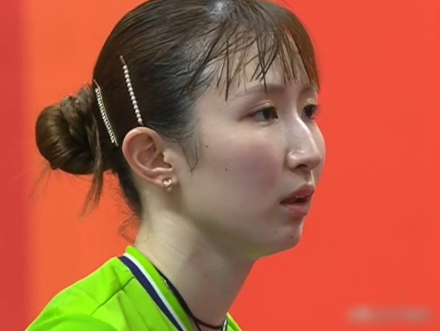 早田希娜是遇强则软，张本美和是遇强则咬。你看张本美和打国乒，从来不是奔着输去的。2024年亚锦赛女团
