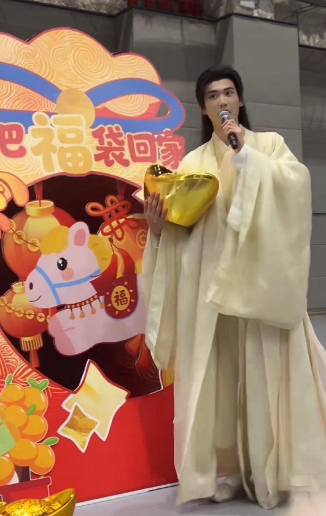 周柯宇赵晴《金吾不禁》杀青！周柯宇为了拍这部剧，错过了自己的流量高峰期，《狙击