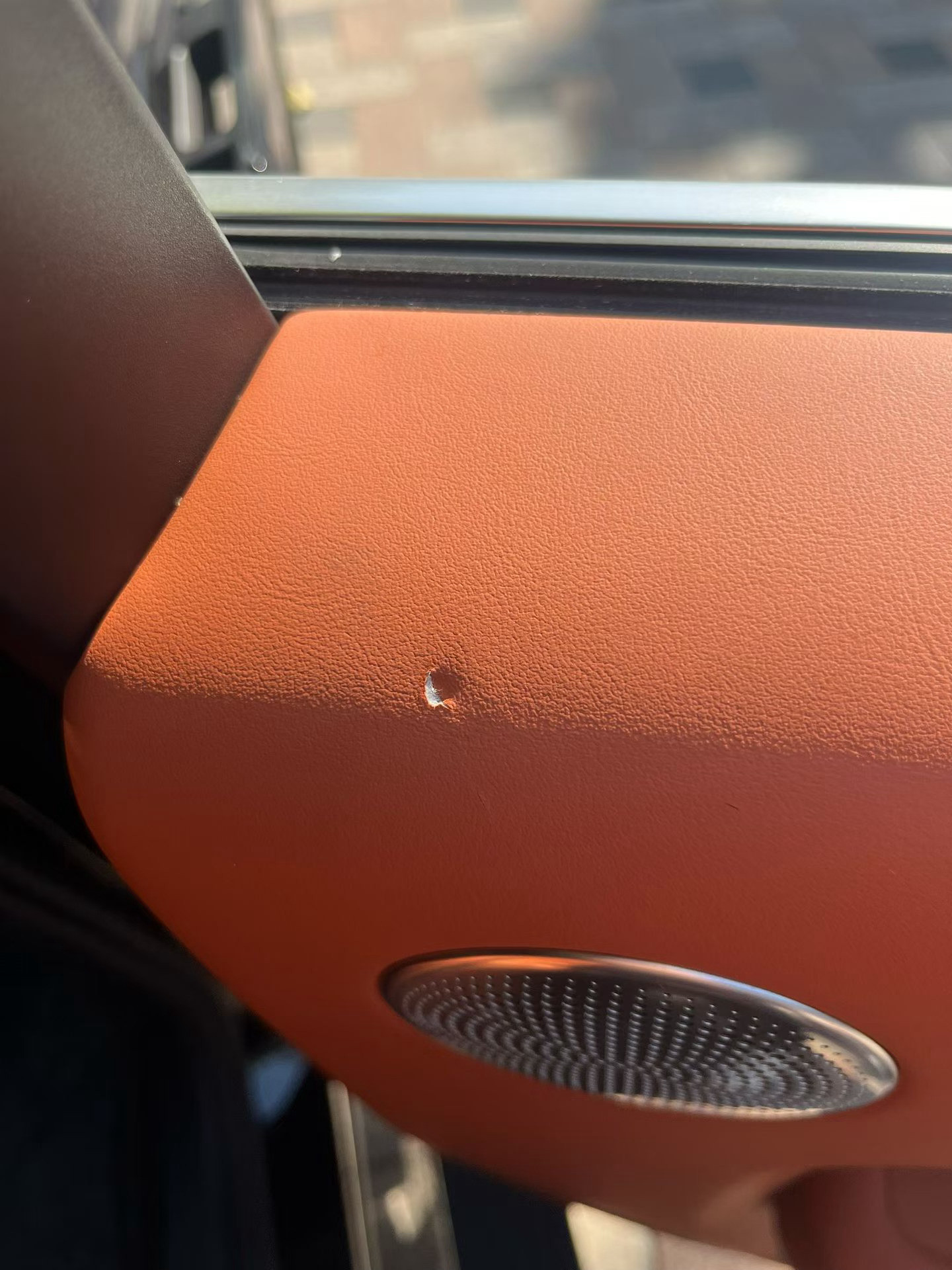 真是什么人才都有…这种大面积真皮包裹确实比较脆弱但是修复完之后基本看不出来…猜猜