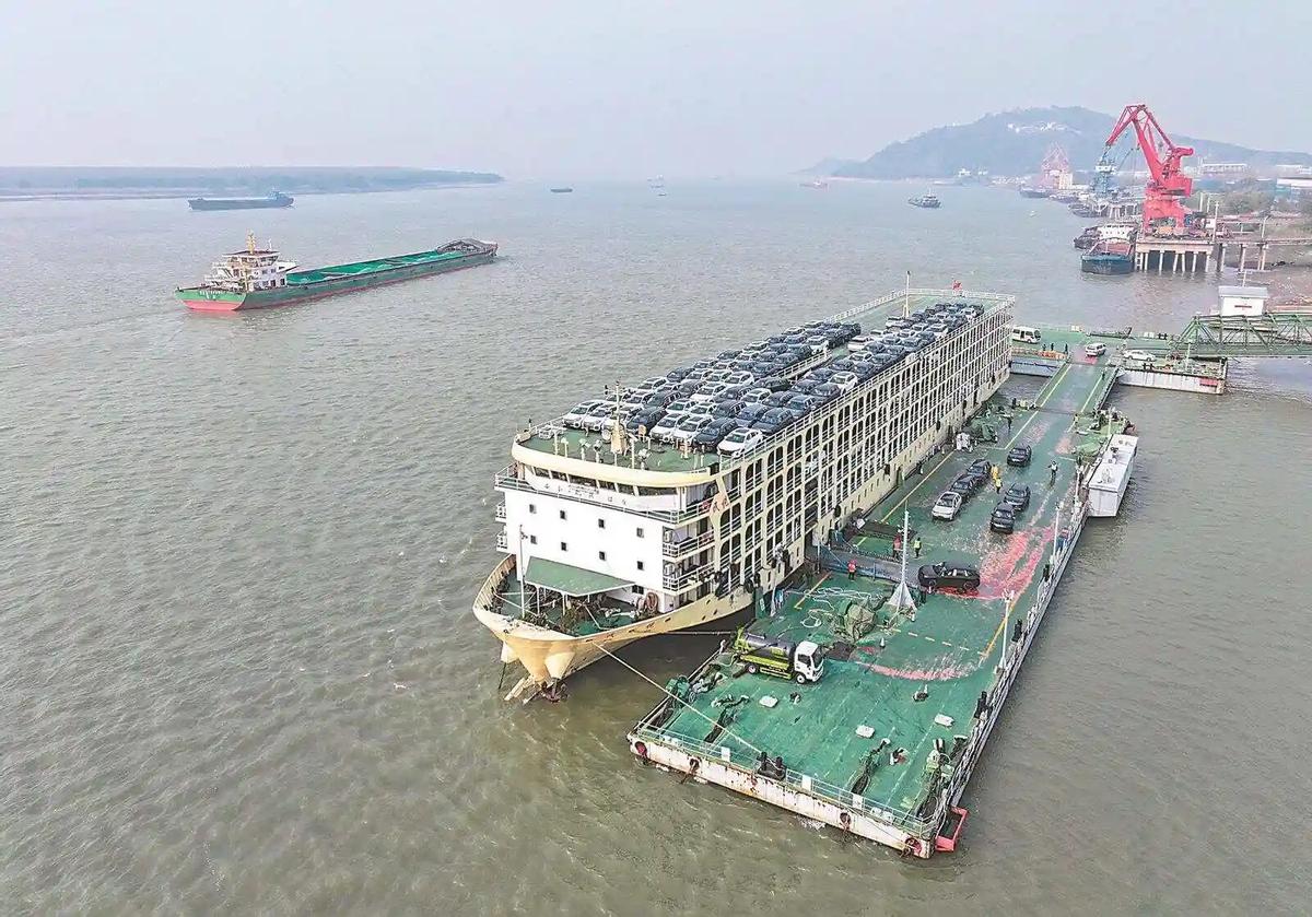 大陆第一波登陆能力，暴增3倍！台当局心里开始打鼓卫星图像显示，今年夏天解放军