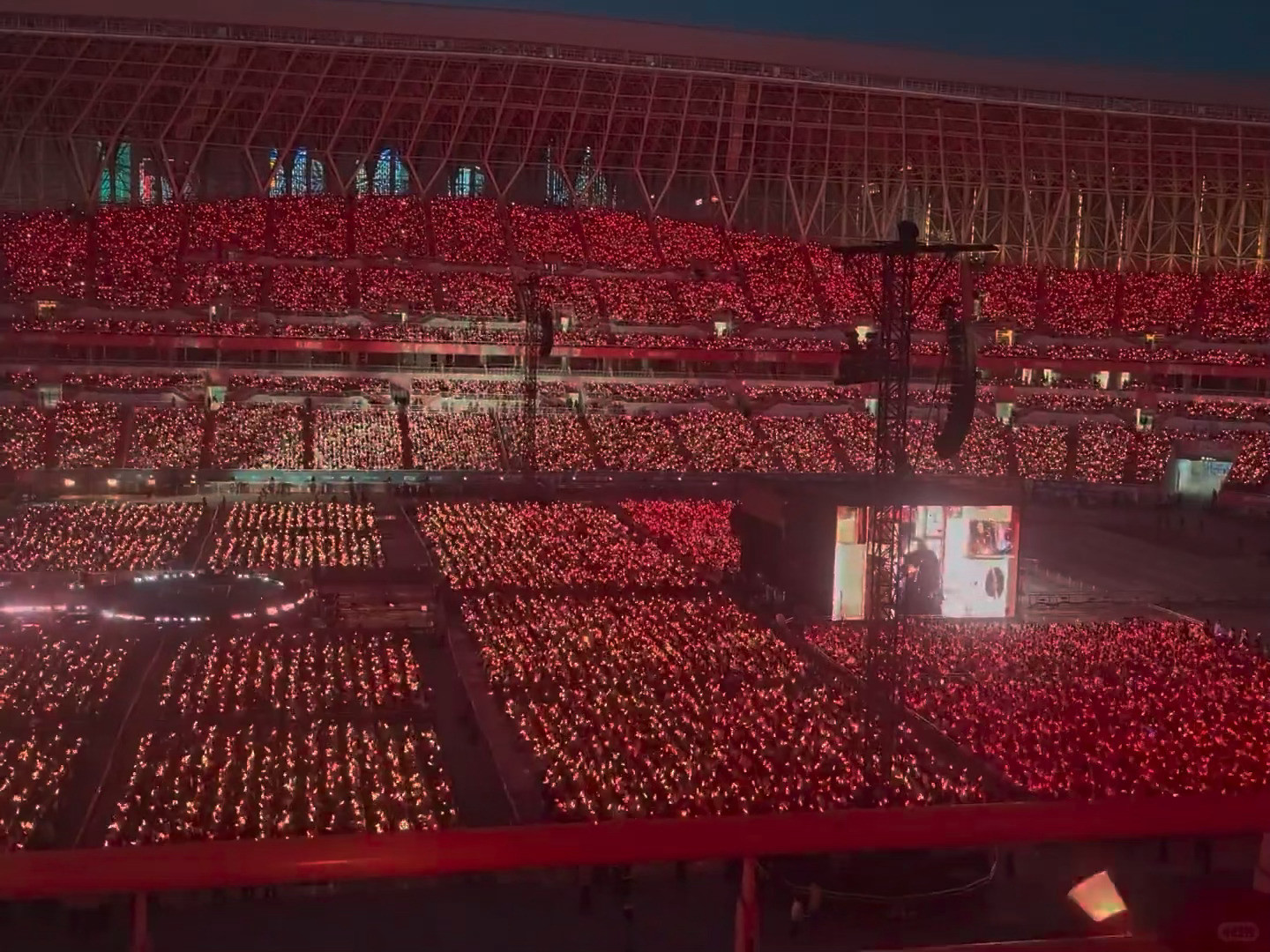 陈楚生荒芜之境演唱会济南站陈楚生是今年第一位在济南体育场开演唱会的歌手座无虚席的
