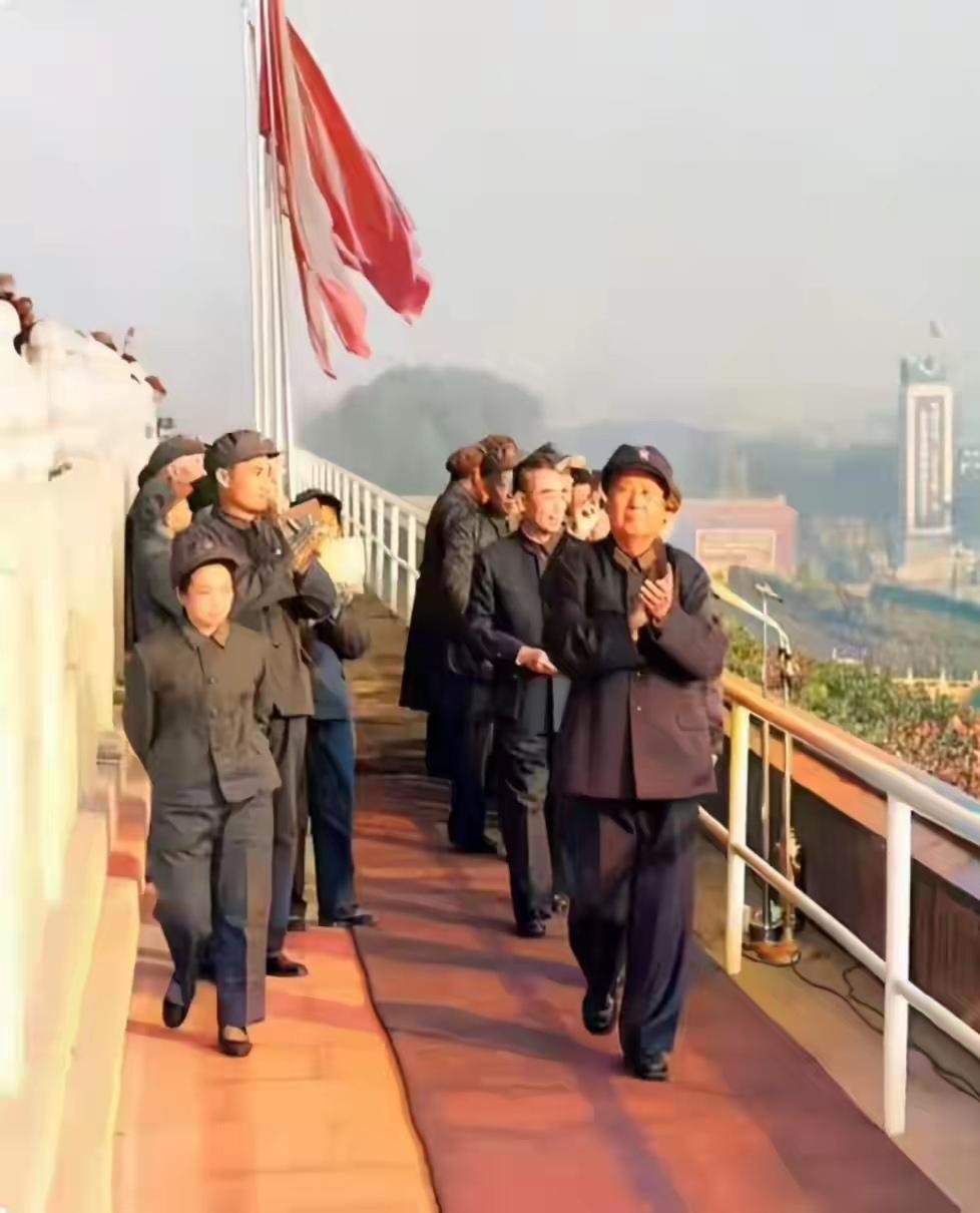 那个时候，晚年的毛主席出席重大活动或视察出行，身边必有护士长吴旭君。别看她个子小