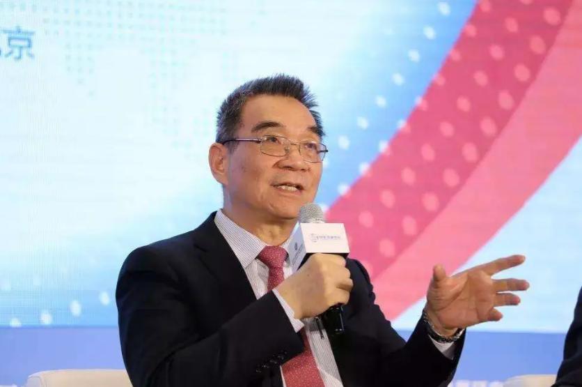 1979年，一名台湾连长冒死游泳横渡台湾海峡，回到了祖国大陆，而他的妻子在接受审