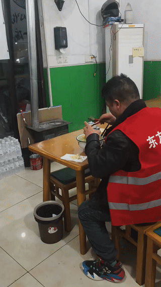 这位大哥可真能吃辣椒。他吃一碗拉面竟然放了这么多油辣椒？他这样做就不怕面馆老