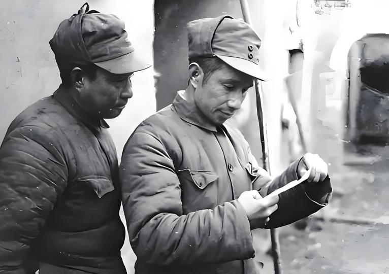 1945年，2万新四军被7万国民党逼至绝境时，粟裕却突然命令战士们在俘虏面前打架