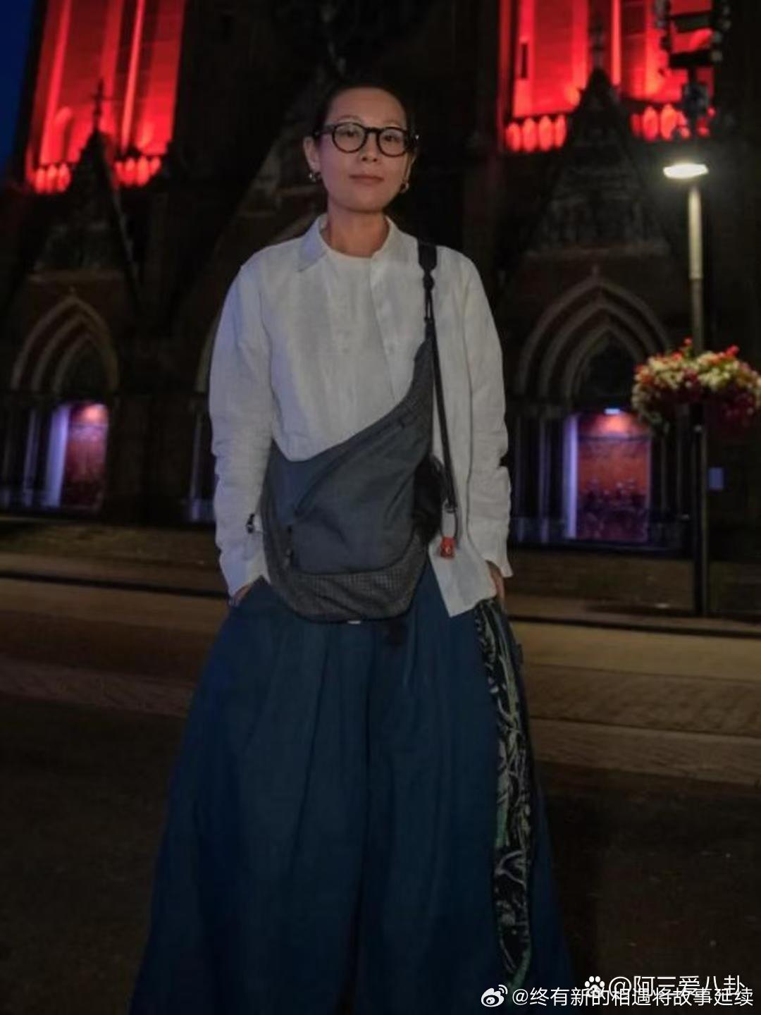 刘若英晒新照，这样的打扮看起来好文艺！她似乎瘦了不少。