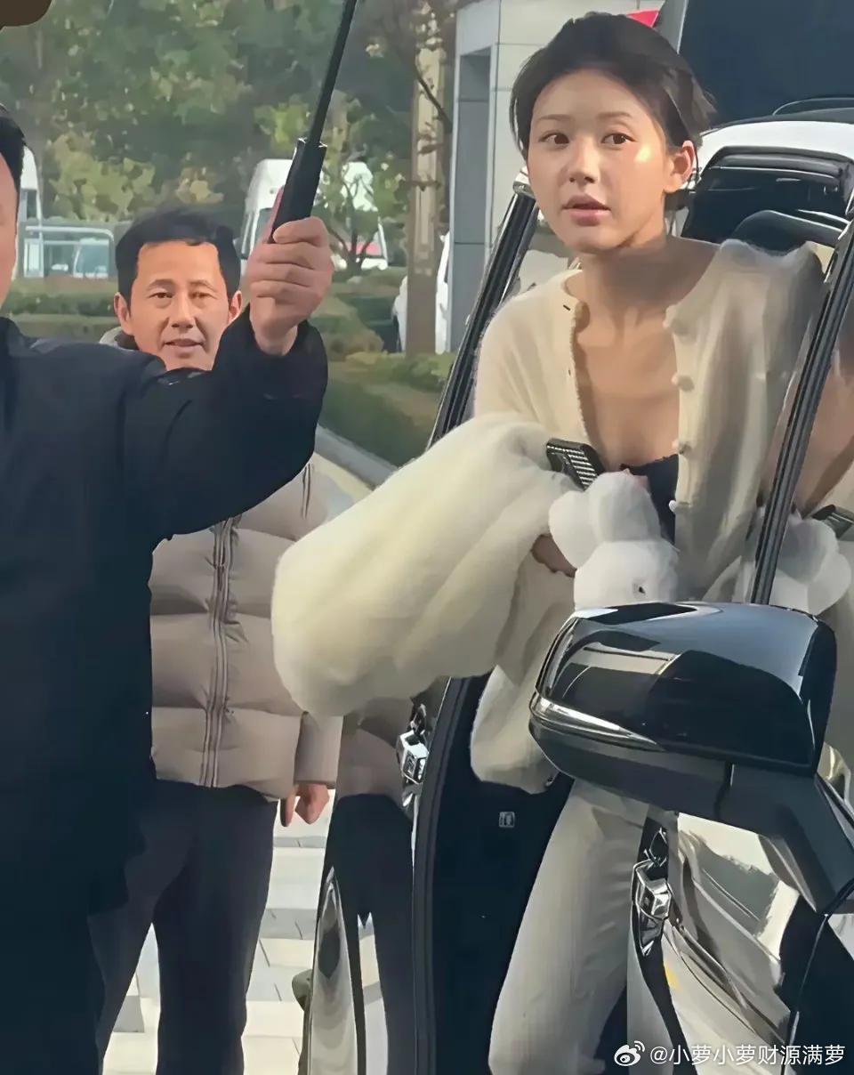 突然刷到赵露思去年的照片，赵露思不愧是四川第一美人，没有美颜的偷拍，也是美若天仙