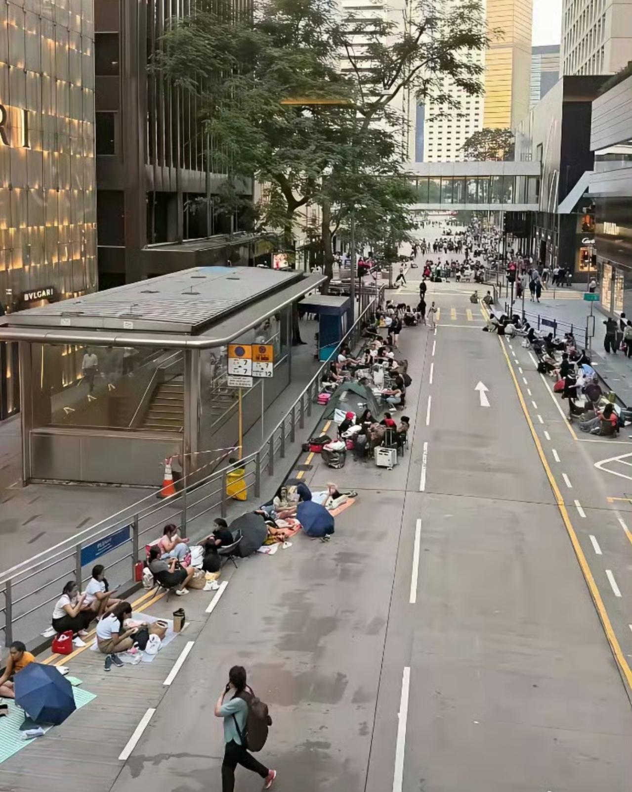 香港街头菲佣的节假日！我就问呢，不能回自己家建设祖国吗？整的你们家里老爷们一天到