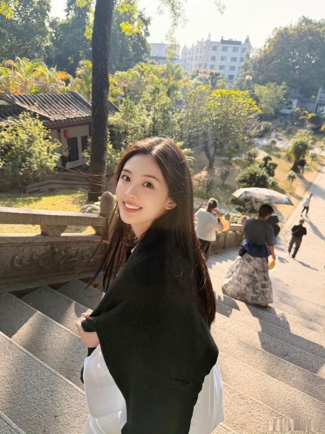 阳光明媚的一天，漫步在古色古香的街道上，感受生活的美好。🌞🏞️😊