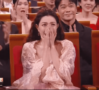 钟楚曦我现在就是昂首挺胸的！