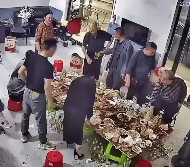 笑不活了！山东临沂，一位大哥起早贪黑整出30多道硬菜款待亲友，原本其乐融融的家宴