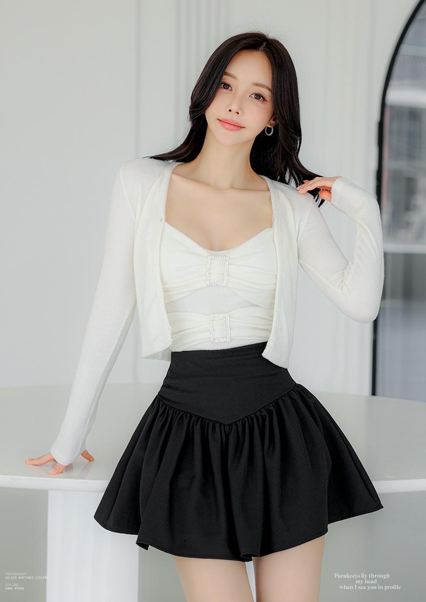 孙允珠这波优雅白裙和黑色短裙的搭配，简直绝了！白色套裙纯洁优雅，宛如落入凡间的天