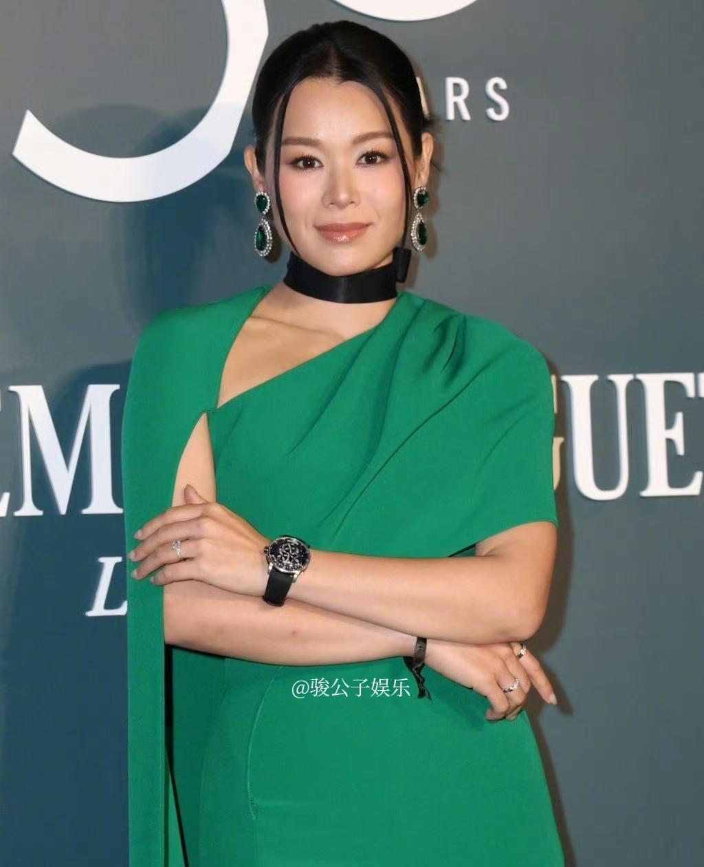据港媒报道，胡杏儿日前佩戴丈夫的名表出席活动，她自曝当年参选港姐时收到的礼物就是