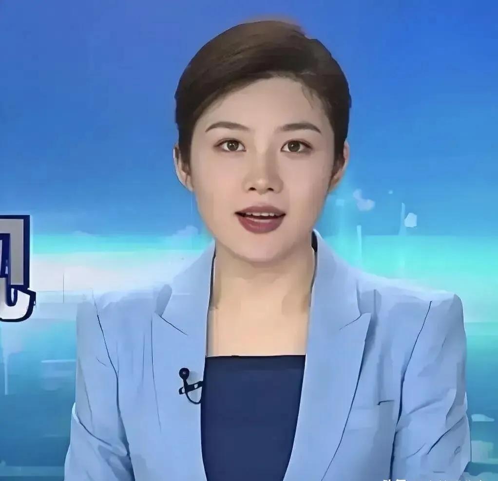 央视目前为止最为有气质的一个女主持人，她的形象完美，声音温柔好听，德才兼备，还非