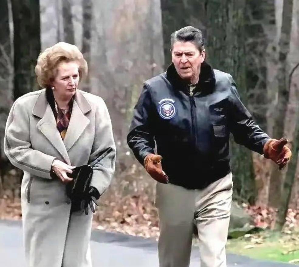 国家领导人的素养、气质和风度真是不能比。看看里根和撒切尔夫人行进中的交流，里根面