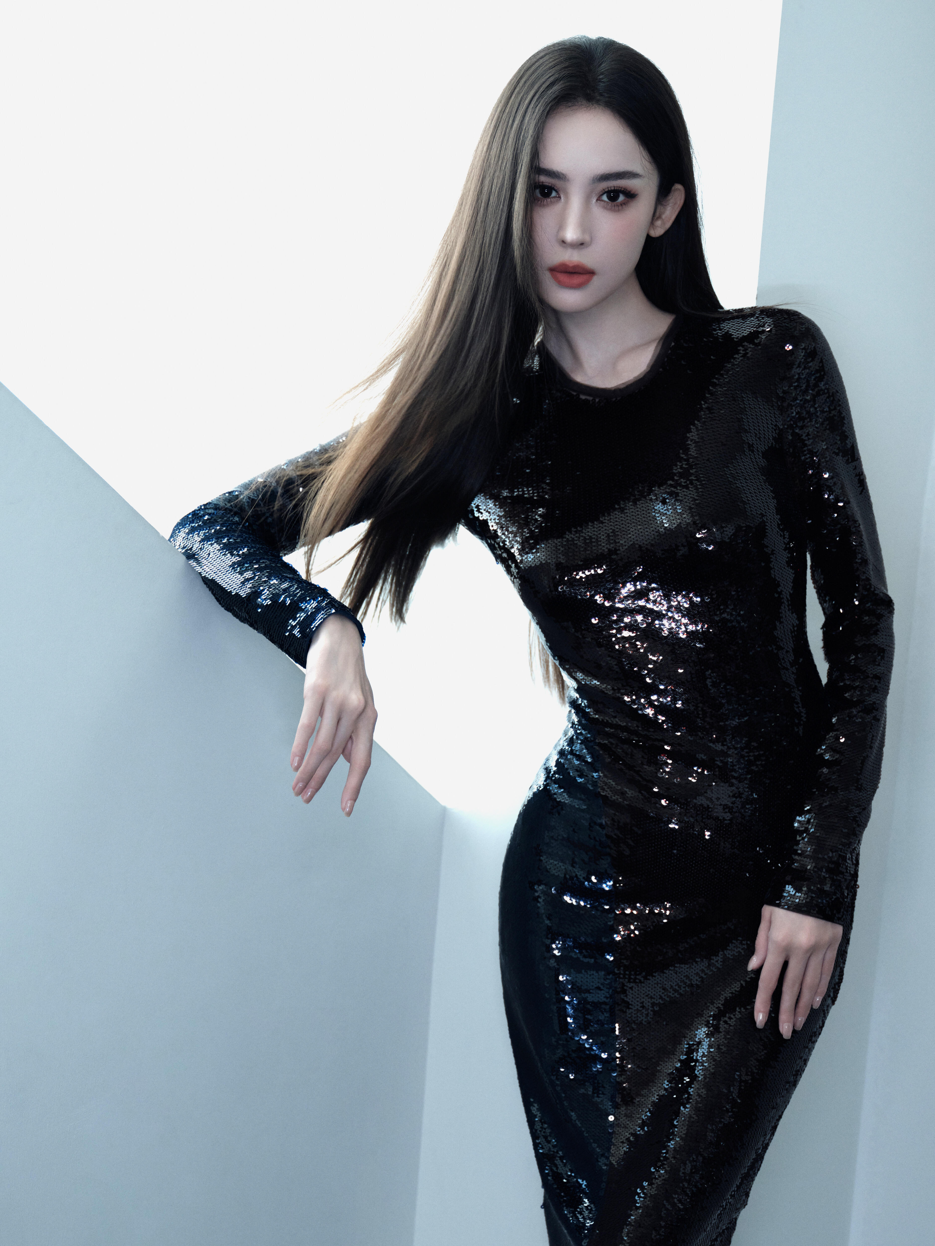 娜扎这个身材曲线摄影师更新了娜扎今日活动定妆照，“好久没拍黑长直美娜”