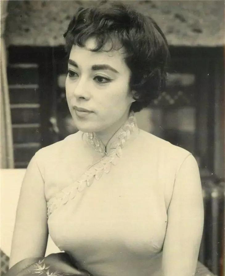 1945年，女汉奸李香兰将被执行枪决，谁料，临刑前她突然解开胸口扣子，从胸前掏出