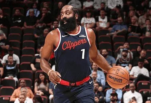 现在没人给鲍威尔招魂了你们平时不看球啊，小卡不是以前的侧翼无差别单挑王了，他