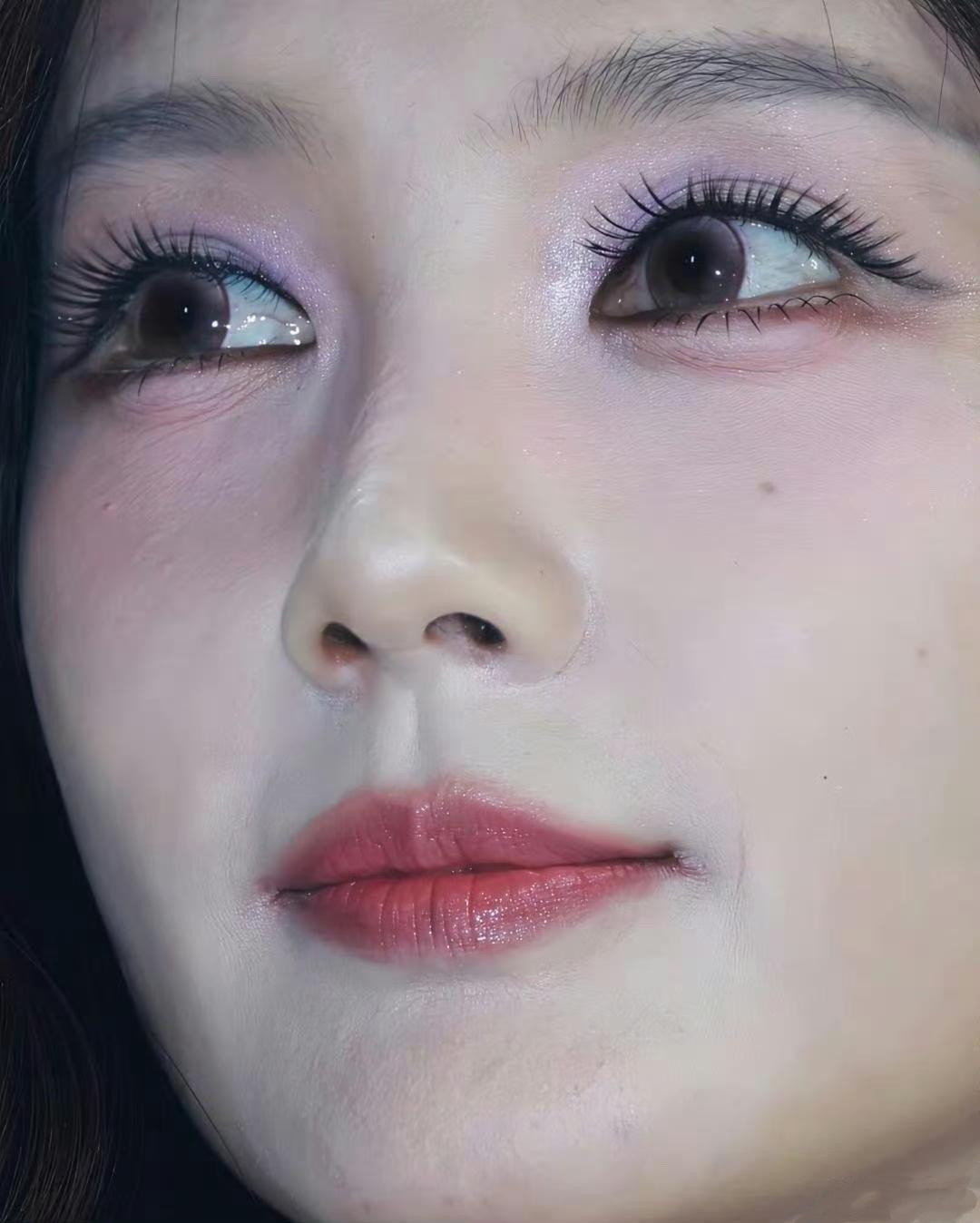 哇塞！李一桐就算怼上高清镜头都完全没在怕的！五官那叫一个精致，不管从哪个角度看都