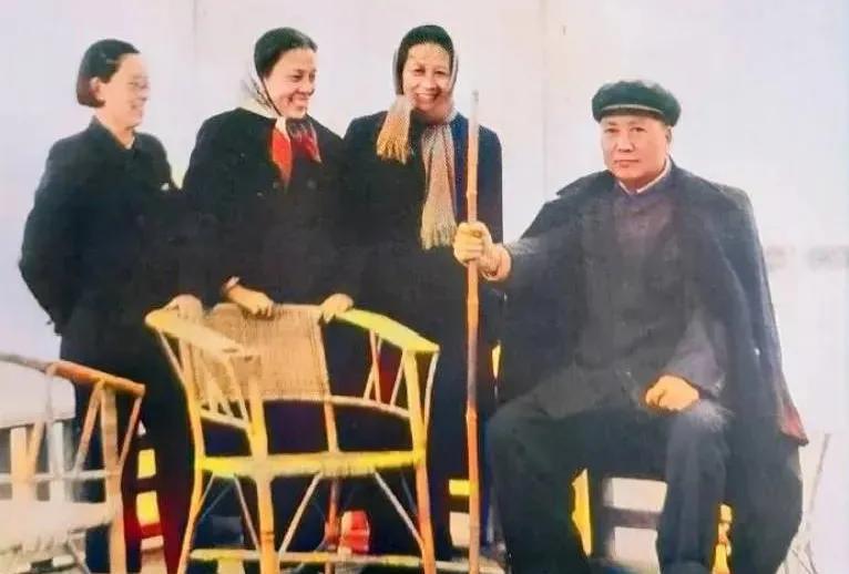 这张照片拍摄于1954年，是毛主席在武汉东湖景区与三位女同志的合影。照片中毛主席