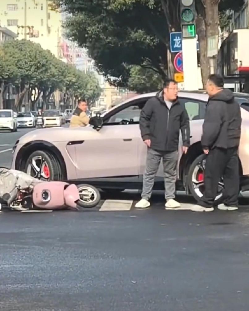 12月18日，浙江湖州。小米yu7司机在十字路口与电动车车主发生争执。电动车车主