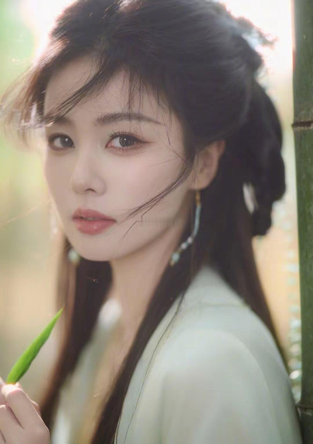 我感觉白鹿可以做明星，也可以做演员，但不能做歌手，因为她唱歌实在太“掉价”了[笑