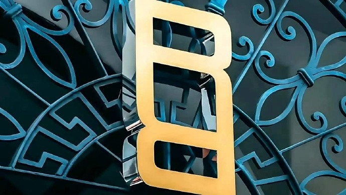 路虎揽胜要换车标了！揽胜全新标识由“RangeRover”的首字母组成，采用反