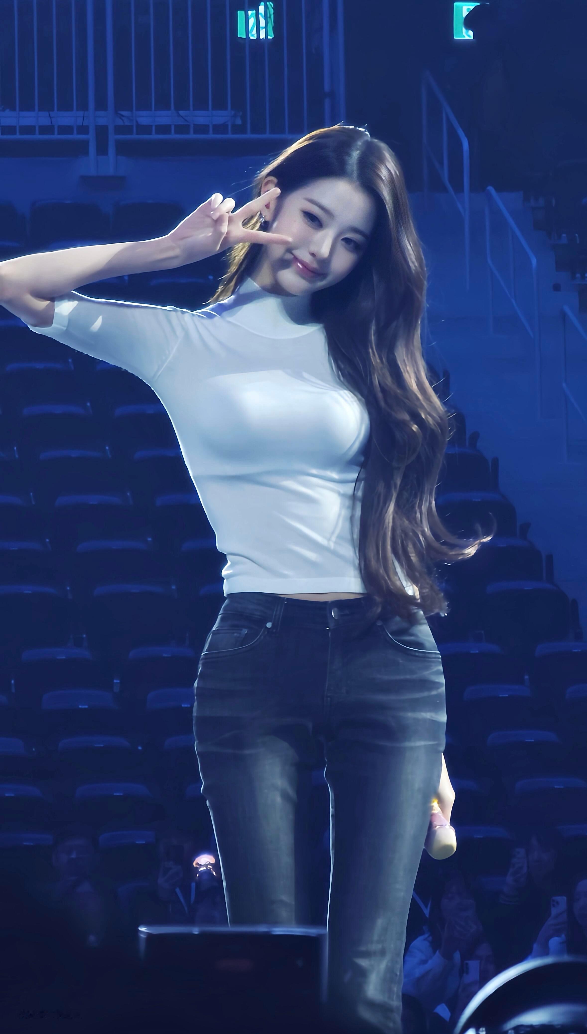 找不出此女身上任何不完美的一处完全就是维纳斯还是人类的时候…..