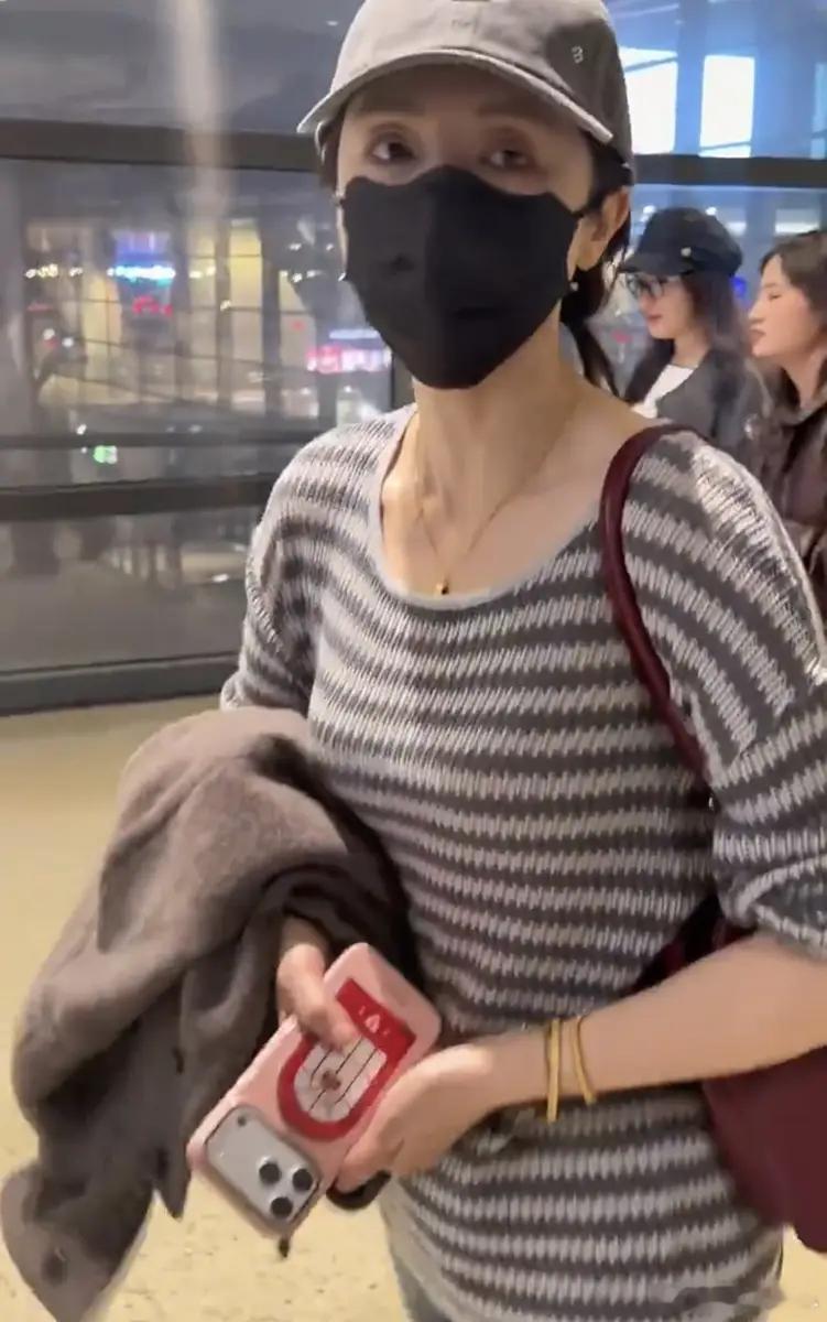 董璇被传怀上二胎现身机场！特地脱下外套回应10月20日，董璇二胎传闻后现身机场的