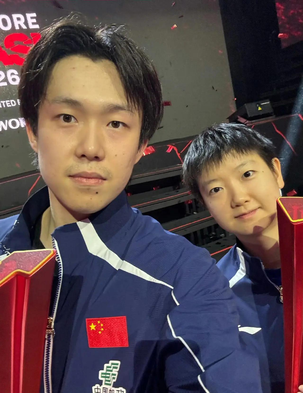 新加坡大满贯赛莎头组合，终于顶峰相见了，在他们各自获得5个大满贯冠军时，这张合影