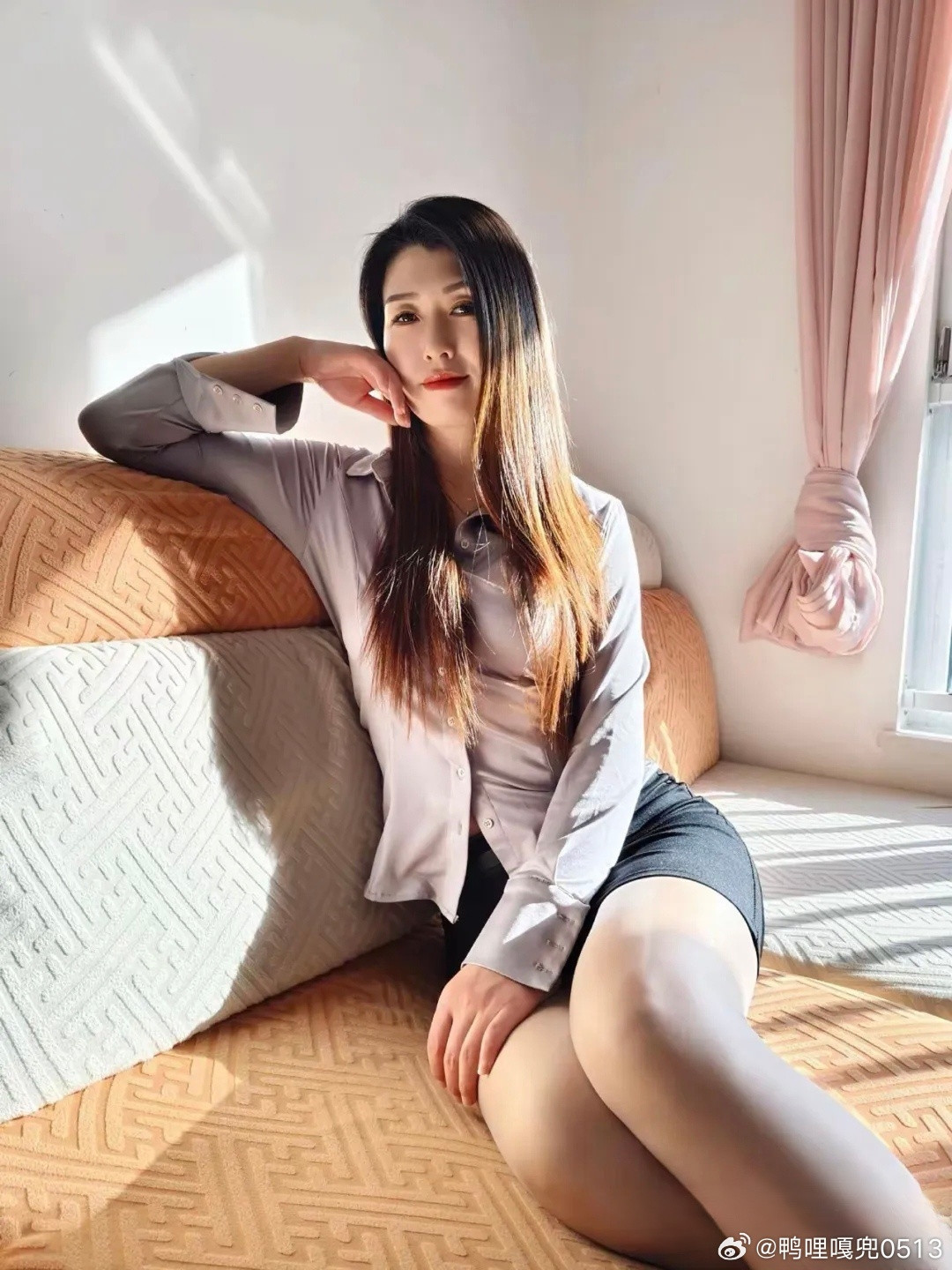 OOTD时尚穿搭今天穿什么ootd灰色长袖衬衫搭配黑色短裙，职业高级感拉满