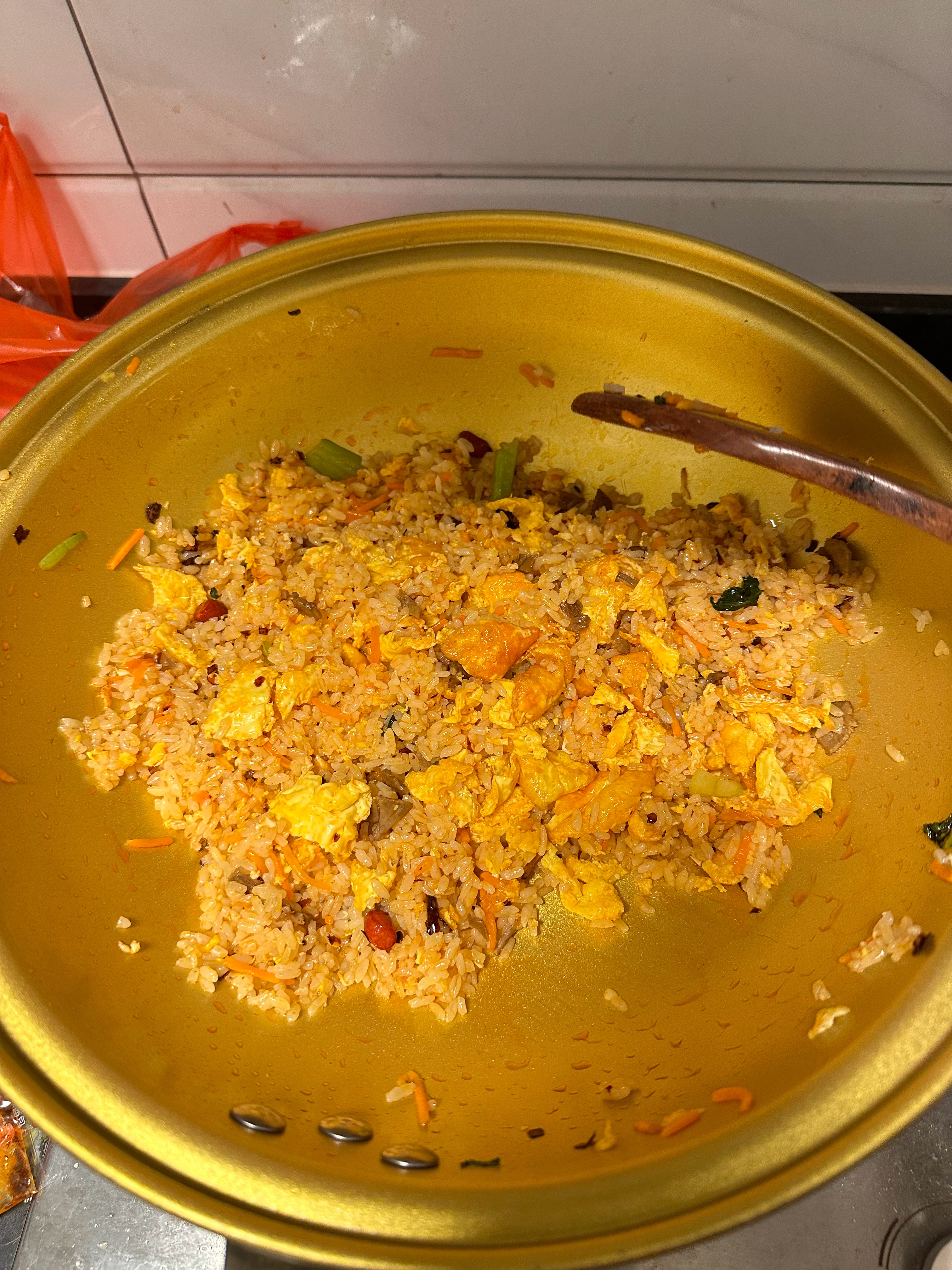 饿坏我了做个炒饭​​​