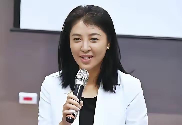 国民党这帮大佬里，许淑华算是难得让人眼前一亮的一个。郑丽文在党内被扣了顶"选