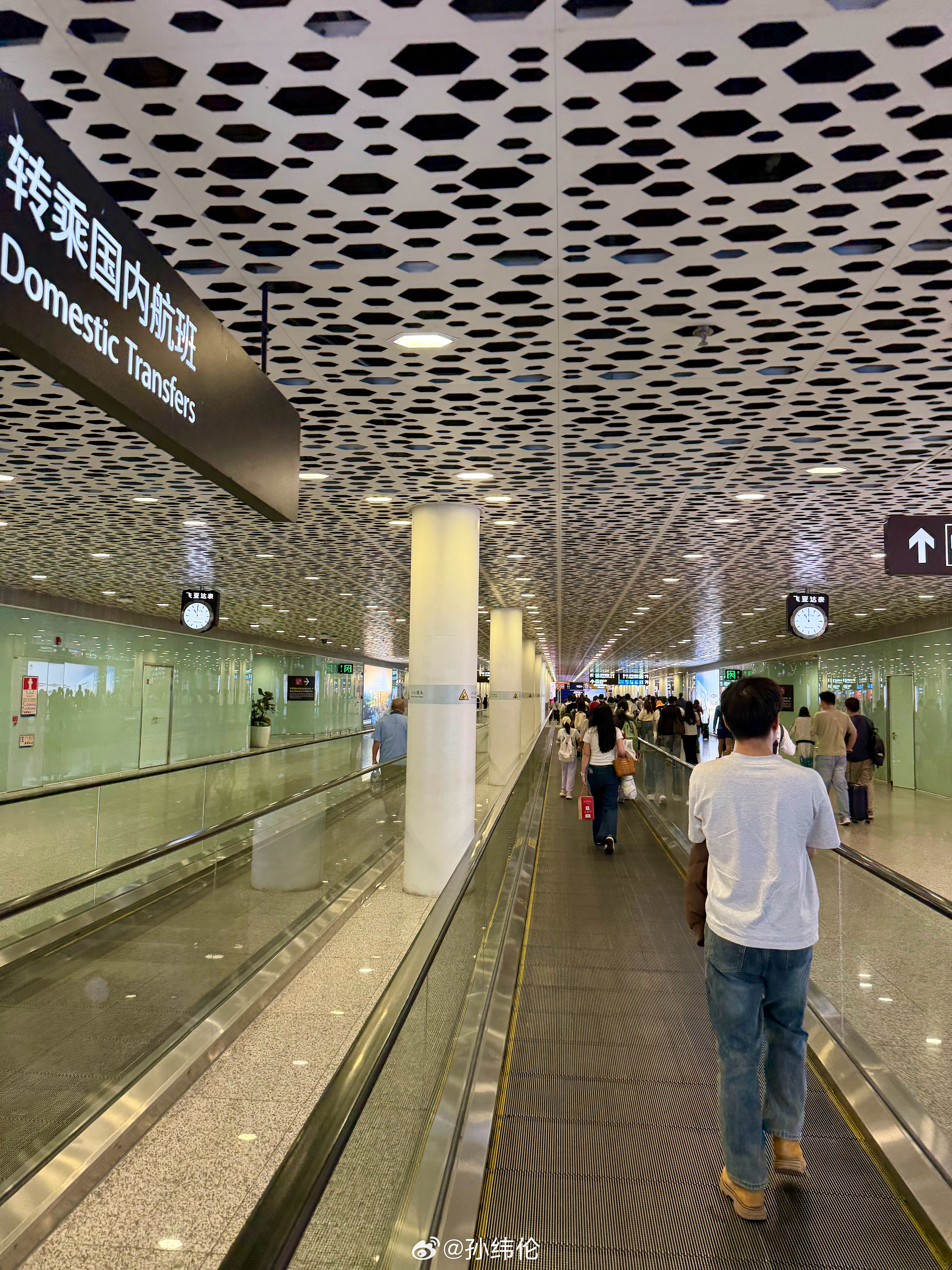 从-2度的哈尔滨回到了29度的深圳，三个小时，跨越了32度的气温，这也算是飞机的