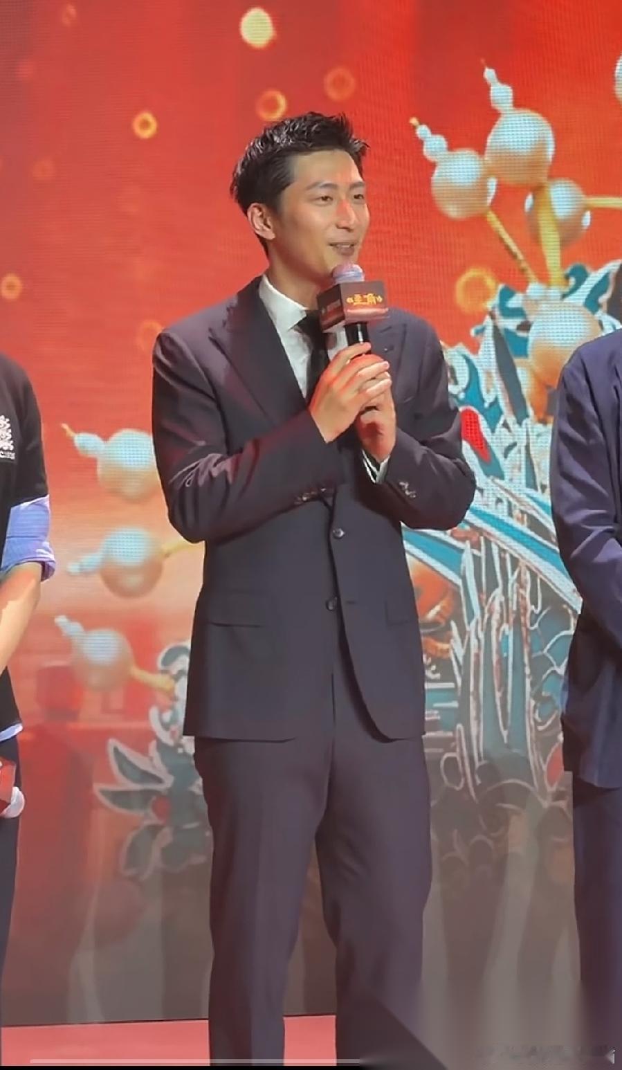 窦骁入戏太深了……窦骁线下活动，介绍自己说“大家好，我是演员刘红兵……不对，窦