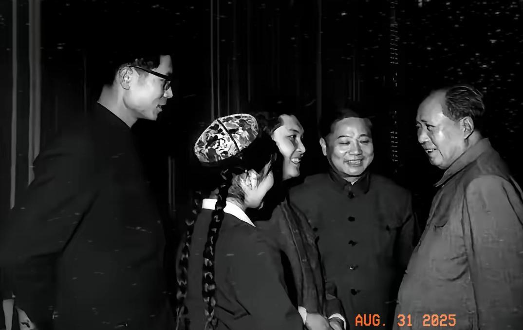 珍贵的一张黑白照片。毛主席与著名钢琴演奏家殷承宗，（左三），刘诗昆（左一）等人