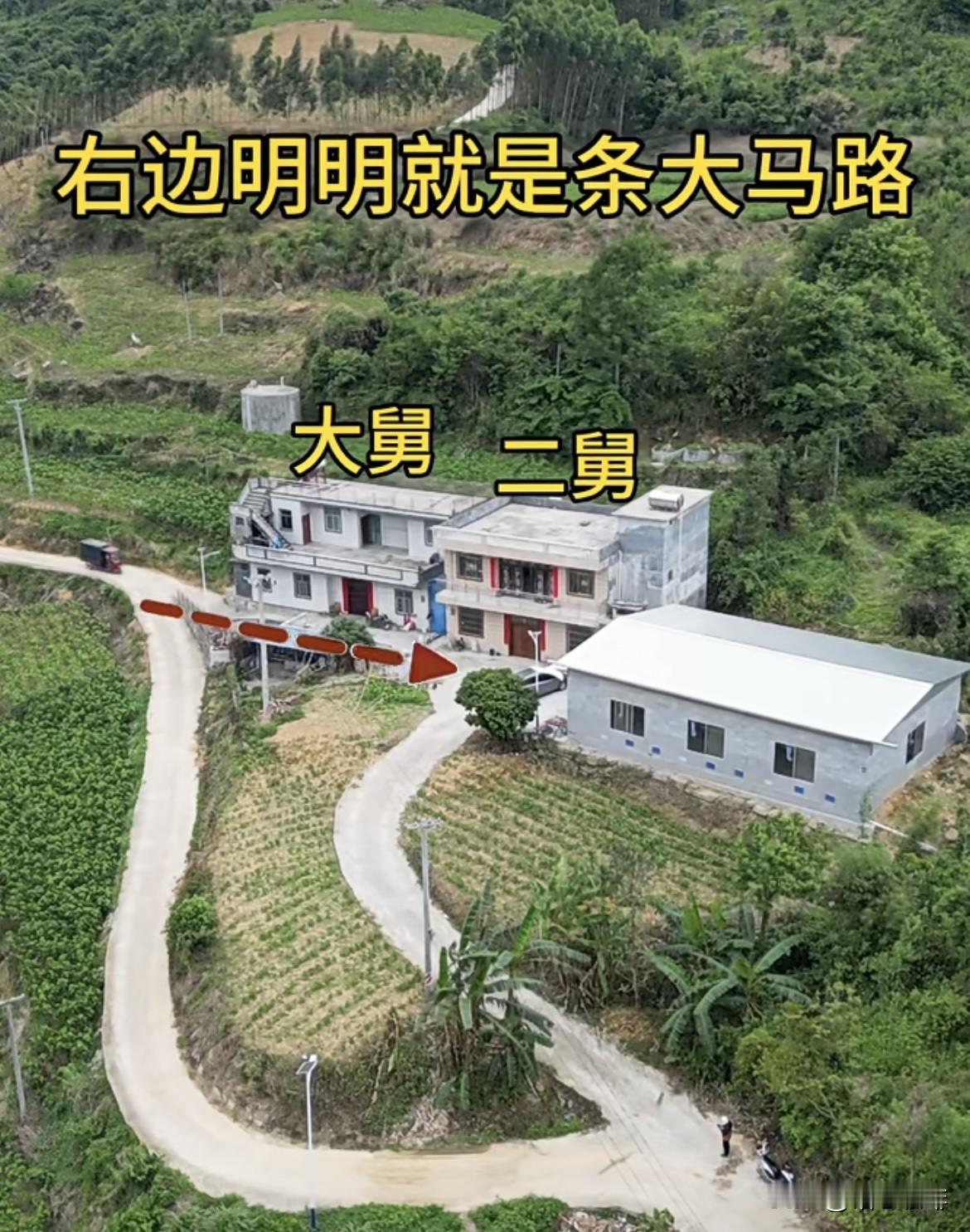 右边明明就是条大马路，走几步就能到家🏠了。最后二舅却选择从前面绕进来‼️
